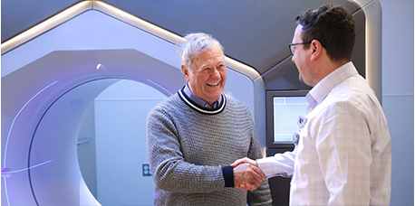 Paciente y médico dándose la mano