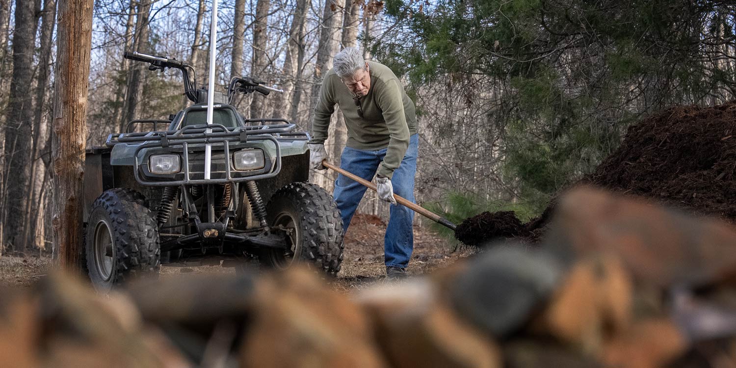 Mickey Whyte está cavando mantillo en su propiedad.
