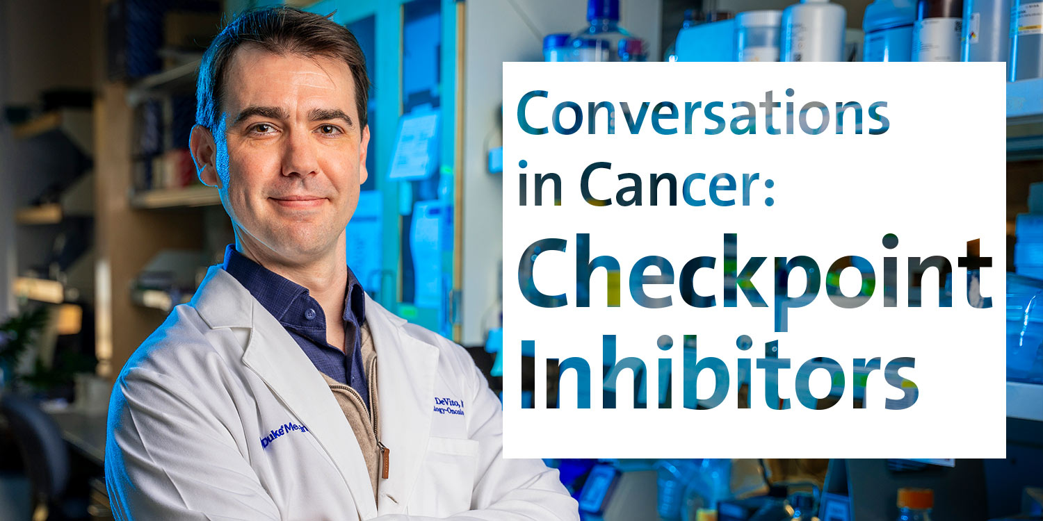 Nicholas DeVito está en su laboratorio. El texto se superpone a la imagen que dice "Conversaciones sobre el cáncer: Inhibidores de puntos de control"