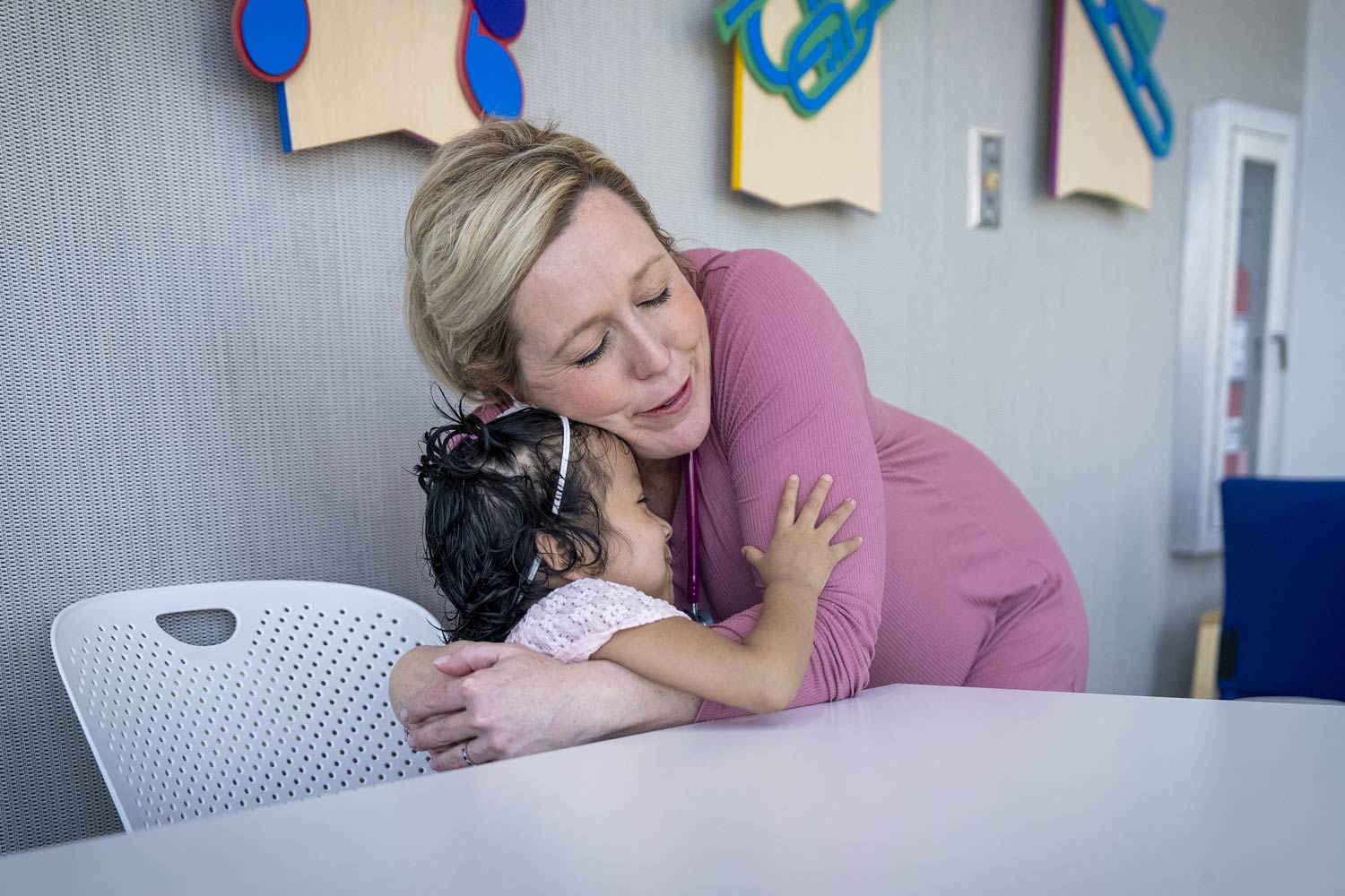 El Dr. DePriest abraza a Sophia