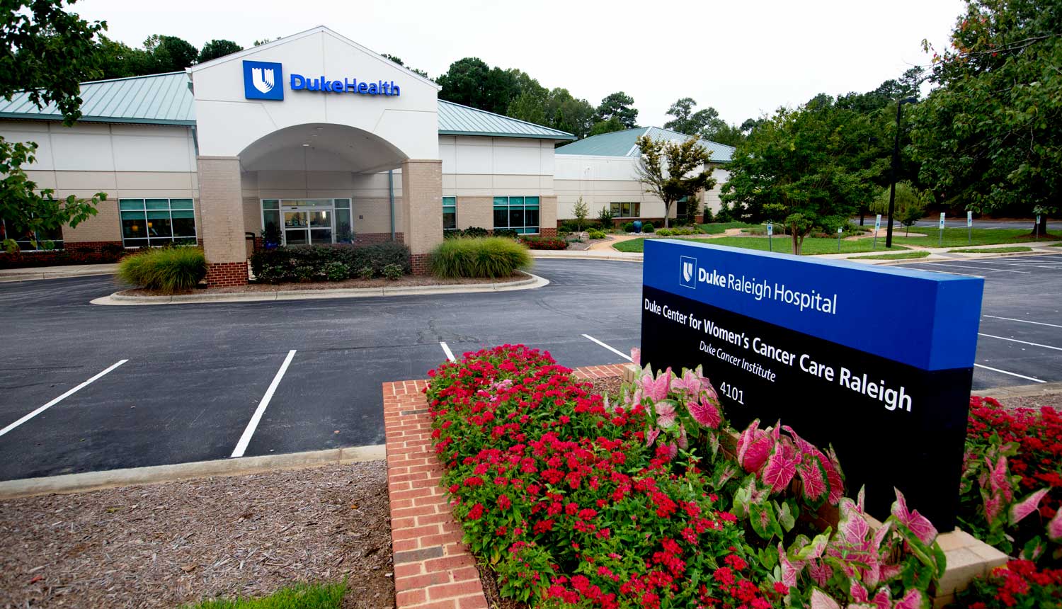 The entrance and parking at Duke Raleigh Women's Cancer Care