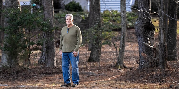 Mickey Whyte se encuentra en su propiedad en Siler City, NC.