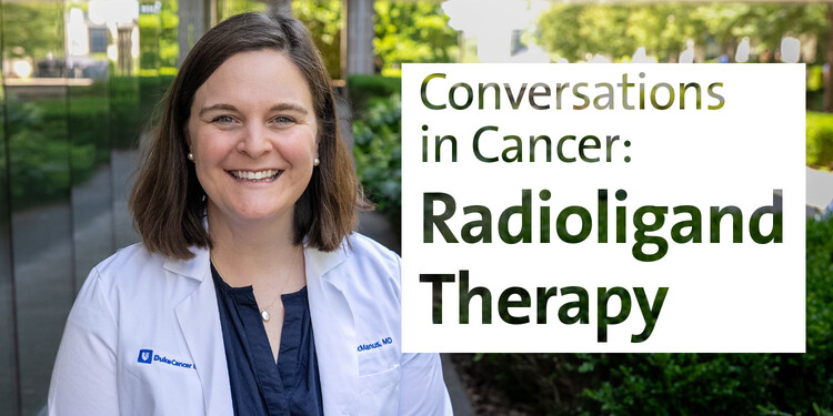 La Dra. Hannah McMannus sonríe en el exterior. El texto superpuesto dice "Conversaciones sobre el cáncer: terapia con radioligandos".