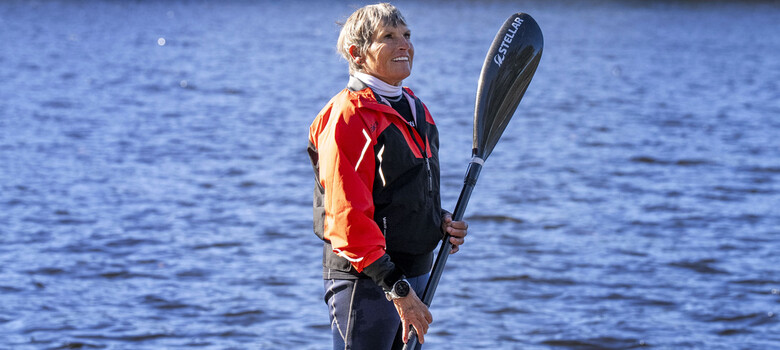 Una mujer de Carolina del Norte gana una competencia de kayak después de una cirugía de reemplazo de hombro invertido.