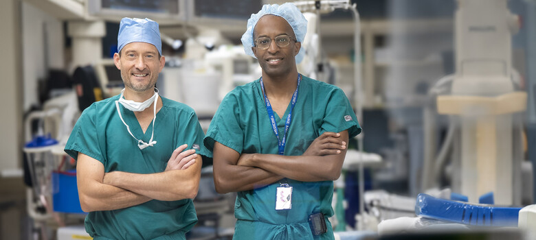 Dos médicos de pie en un quirófano