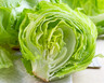 Lechuga iceberg cortada por la mitad