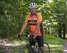 Terry Woodyard, un ávido ciclista, posa en uno de sus senderos favoritos en Raleigh, Carolina del Norte.