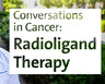 La Dra. Hannah McMannus sonríe en el exterior. El texto superpuesto dice "Conversaciones sobre el cáncer: terapia con radioligandos".