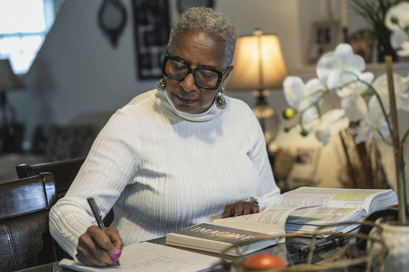 Josie Page escribe un diario y lee en su casa