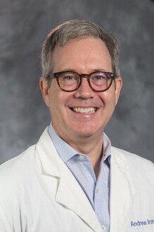 Andrew Irons, asistente médico