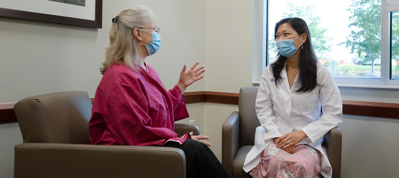 Dr. Eun Lee Langman speaks with a patient about fast breast MRI