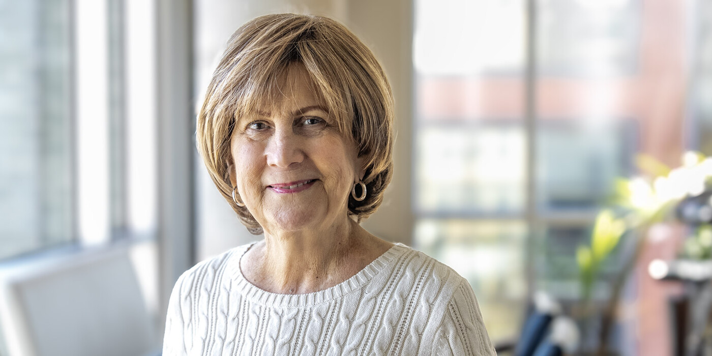 Mayra Grandio sonríe frente a ventanales grandes