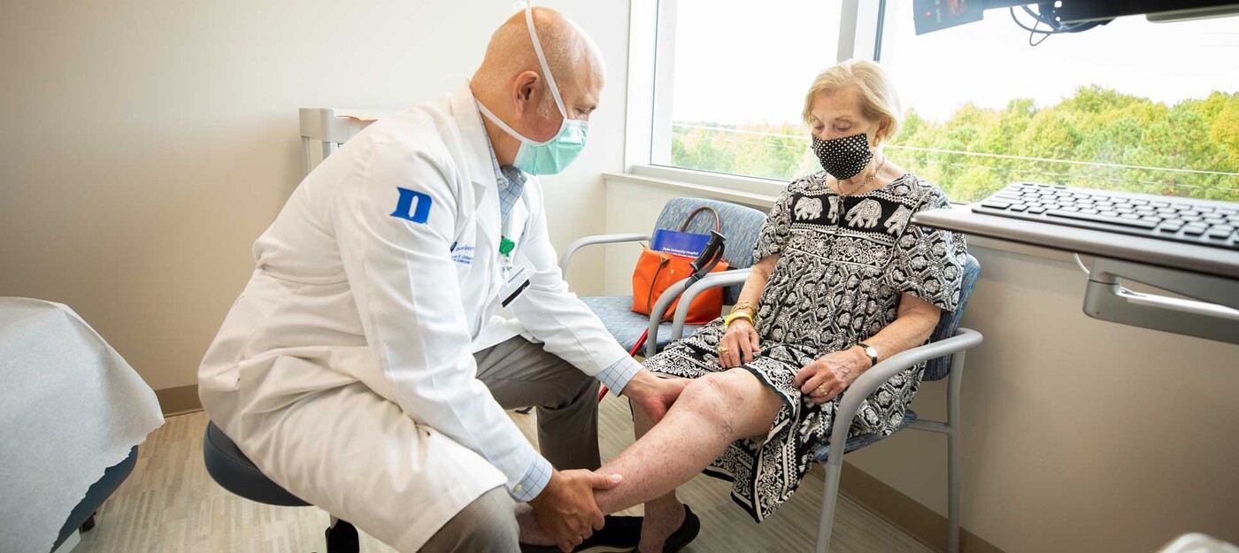 A doctor examines a patient's knee