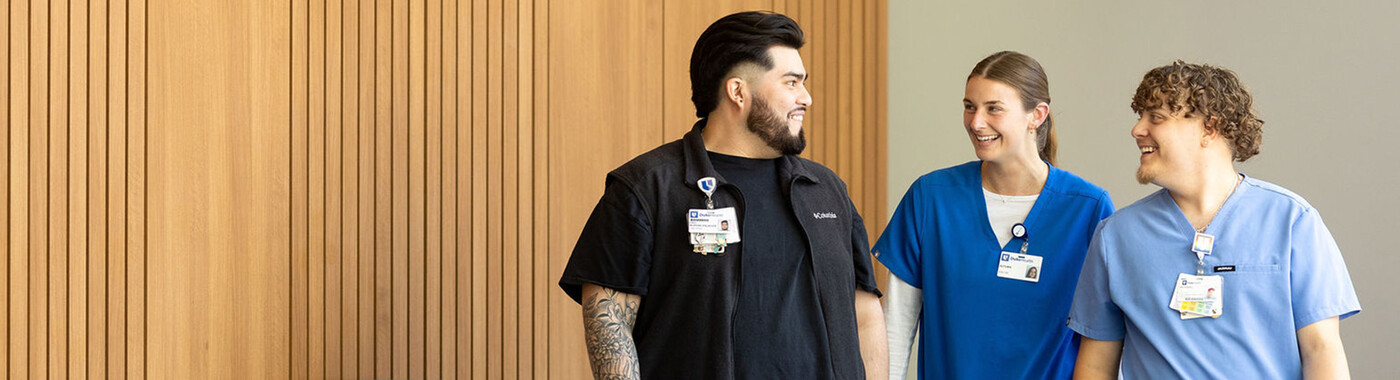 Tres profesionales de enfermería caminan juntas.