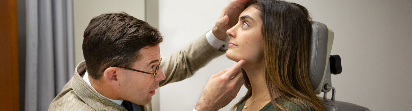 Un médico examina la nariz de un paciente