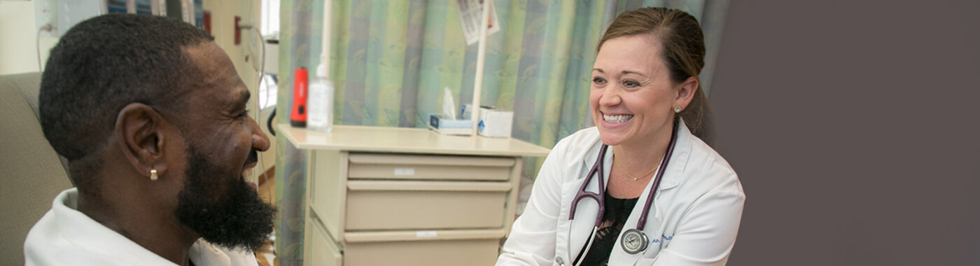 Un profesional de la salud escucha a un paciente en el área de la clínica