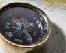 Brújula sobre un mapa