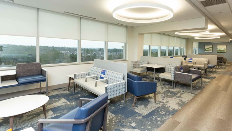 Vista de la sala de espera en Duke Ambulatory Surgery Center Arringdon, frente a las ventanas.
