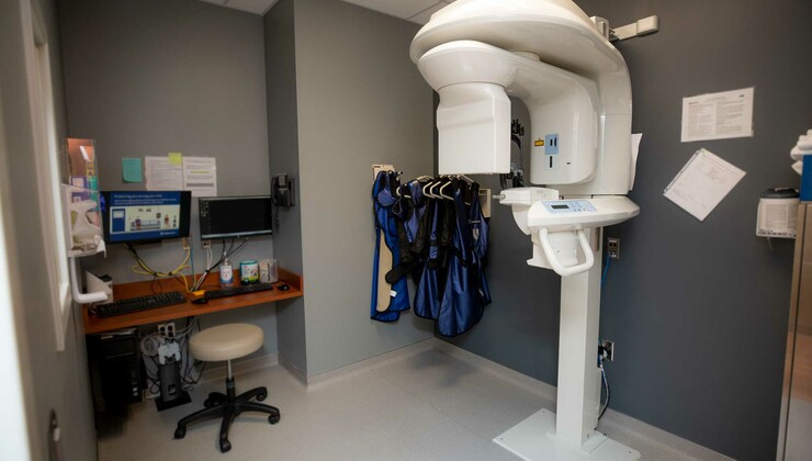 El dispositivo de tomografía computarizada de haz cónico (CBCT) ubicado en Duke Innovative Pain Therapies en Brier Creek.