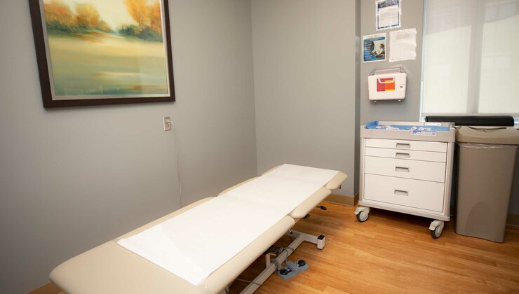 Una de las salas de examen en Duke Innovative Pain Therapies en Brier Creek.