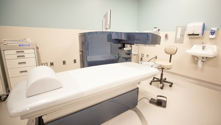 La sala refractiva en Duke Eye Center Arringdon cuenta con tres láseres utilizados para realizar cirugía ocular con láser refractivo, con el objetivo de ayudar a eliminar la dependencia del paciente de anteojos o lentes de contacto.