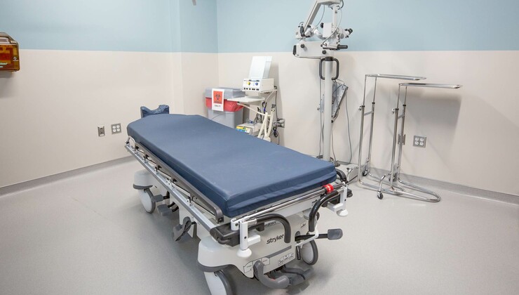 La sala de procedimientos en Duke Eye Center Arringdon es utilizada por proveedores para realizar una variedad de procedimientos, incluyendo cirugía de párpados, rejuvenecimiento facial y procedimientos estéticos no quirúrgicos.