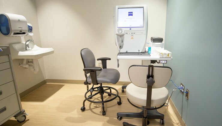 Las salas de pruebas en Duke Eye Center Arringdon son utilizadas por técnicos para realizar pruebas de visión que son necesarias para que los proveedores traten y diagnostiquen una variedad de afecciones oculares.