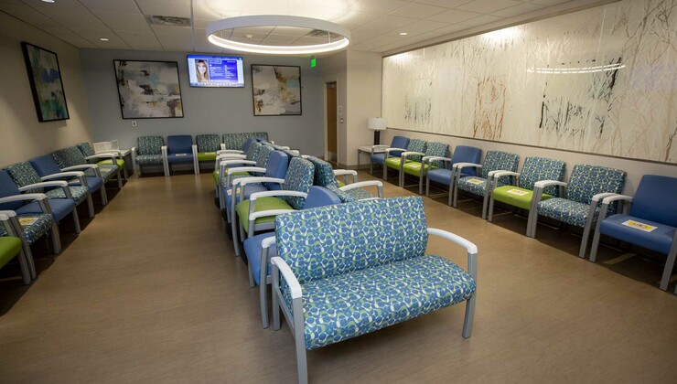 La sala de espera de Duke Neurosurgery Arringdon está equipada con asientos especializados para personas que tienen dificultades para sentarse o levantarse de una posición sentada.