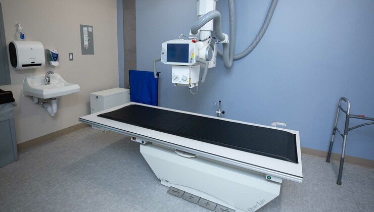 La sala donde se realizan procedimientos guiados por radiografía por proveedores en Duke Neurosurgery Arringdon.