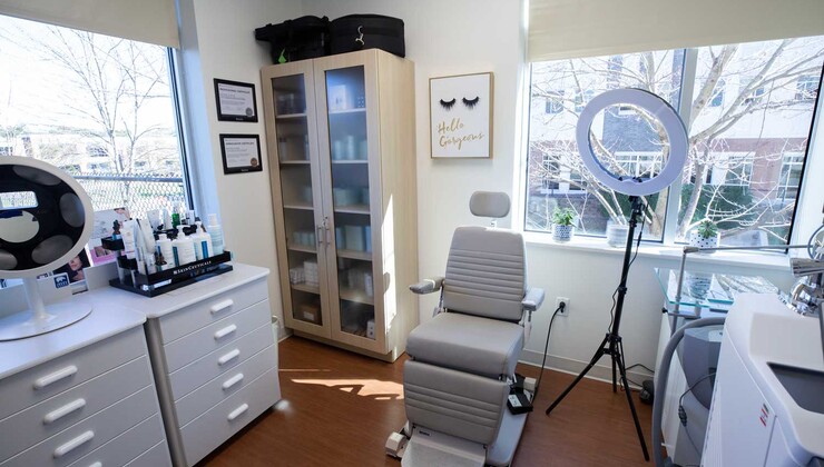 Otra imagen de la sala de tratamiento estético ubicada dentro de Duke Eye Oculofacial Plastic Surgery.
