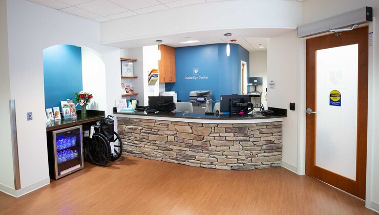 El mostrador de registro para Duke Eye Oculofacial Plastic Surgery.