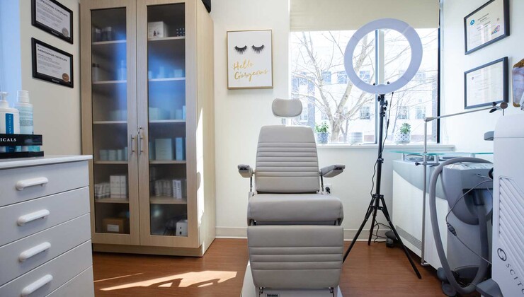 La sala de tratamiento estético ubicada dentro de Duke Eye Oculofacial Plastic Surgery.