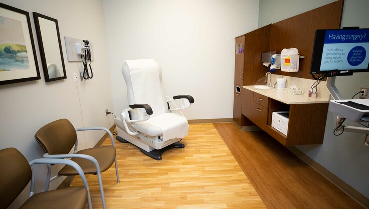 Otra imagen de una sala de examen en Duke Primary Care Arringdon.