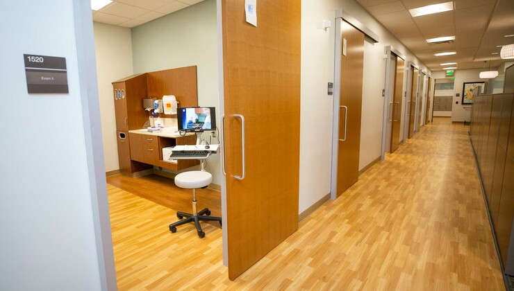 El pasillo que conduce a las salas de examen en Duke Primary Care Arringdon.