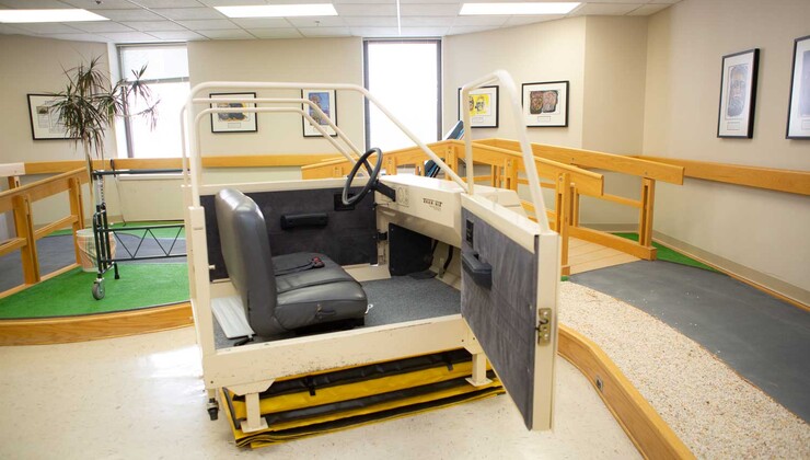 El coche de práctica interior del Duke Rehabilitation Institute se puede ajustar a la altura del coche personal del paciente.