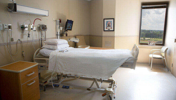 Las habitaciones para pacientes del Duke Rehabilitation Institute están equipadas con televisión, teléfono, conexión Wi-Fi y baño con ducha adaptada para sillas de ruedas.