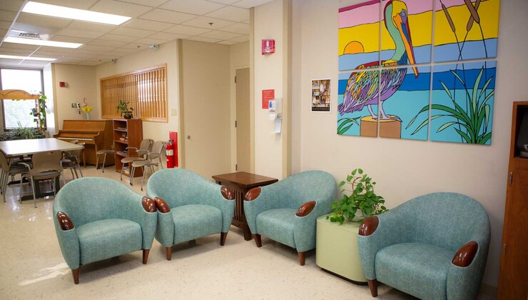 La sala de usos múltiples del Duke Rehabilitation Institute ofrece a los pacientes e invitados una sala de estar, piano, jardín terapéutico y varias otras comodidades.