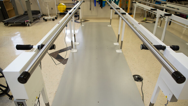 Los pacientes que utilizan el gimnasio de última generación ubicado dentro del Instituto de Rehabilitación de Duke pueden utilizar varios juegos de barras paralelas ajustables.