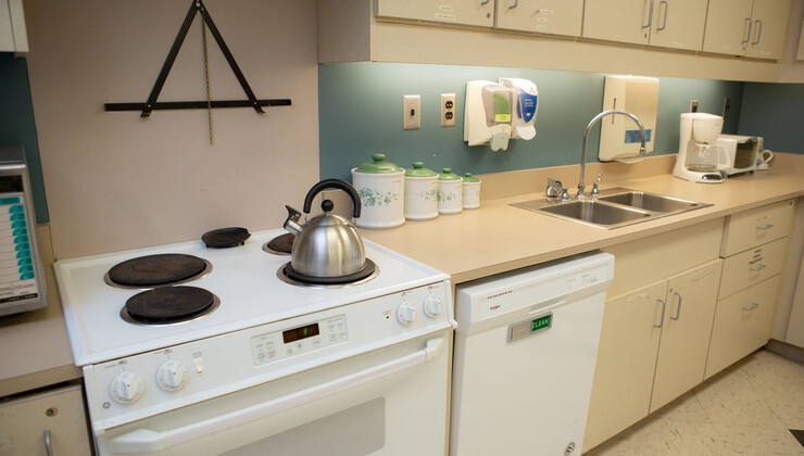 La cocina de consultorio, ubicada dentro del Duke Rehabilitation Institute, está equipada con equipamiento estándar y accesible para sillas de ruedas.