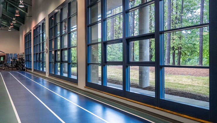 La pista alrededor del interior del centro de acondicionamiento físico
