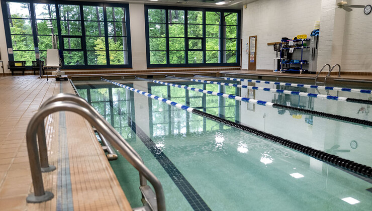 La piscina del centro de salud y fitness