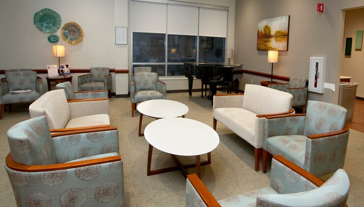 Un vestíbulo en Duke Raleigh Women's Cancer Center