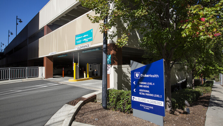 Intercambio de Duke Health en el letrero del garaje de estacionamiento Erwin