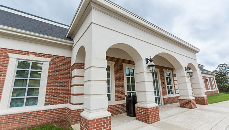 Nuestros dermatólogos tratan a adultos y pacientes pediátricos con acné, eccema, psoriasis y daño solar. También ofrecemos cuidado de la piel general y detección de cáncer de piel.