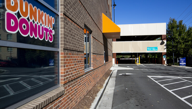 Intercambio en la entrada del garaje de estacionamiento Erwin