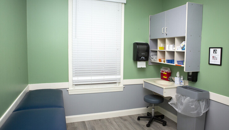 Pediatría en crecimiento en la sala de examen 2 de Clayton