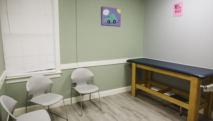 Sala de examen de pediatría en crecimiento en Knightdale