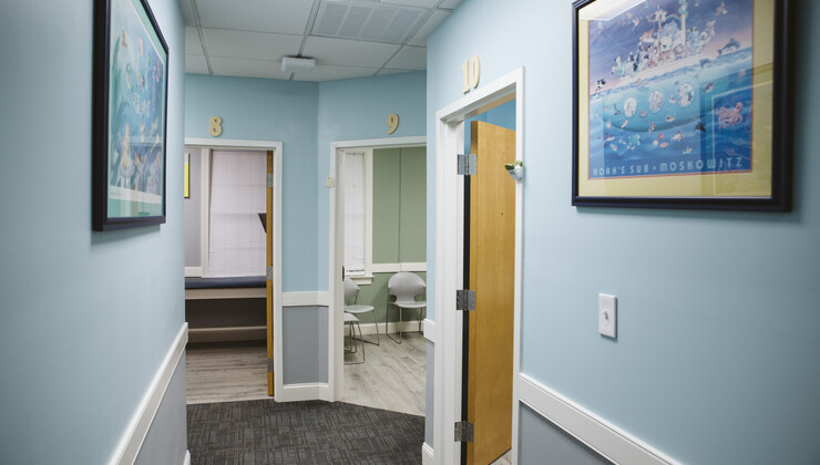 Growing Child pediatría en Knightdale, del pasillo a las salas de examen.