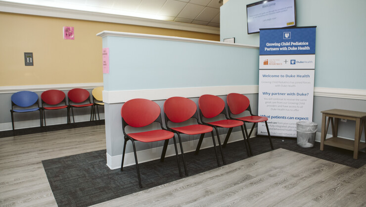 Área de espera de pediatría en crecimiento en Knightdale
