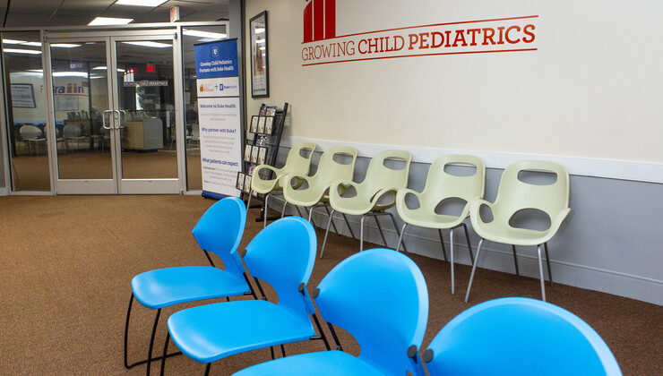 Área de espera de pediatría en crecimiento en Wake Forest.